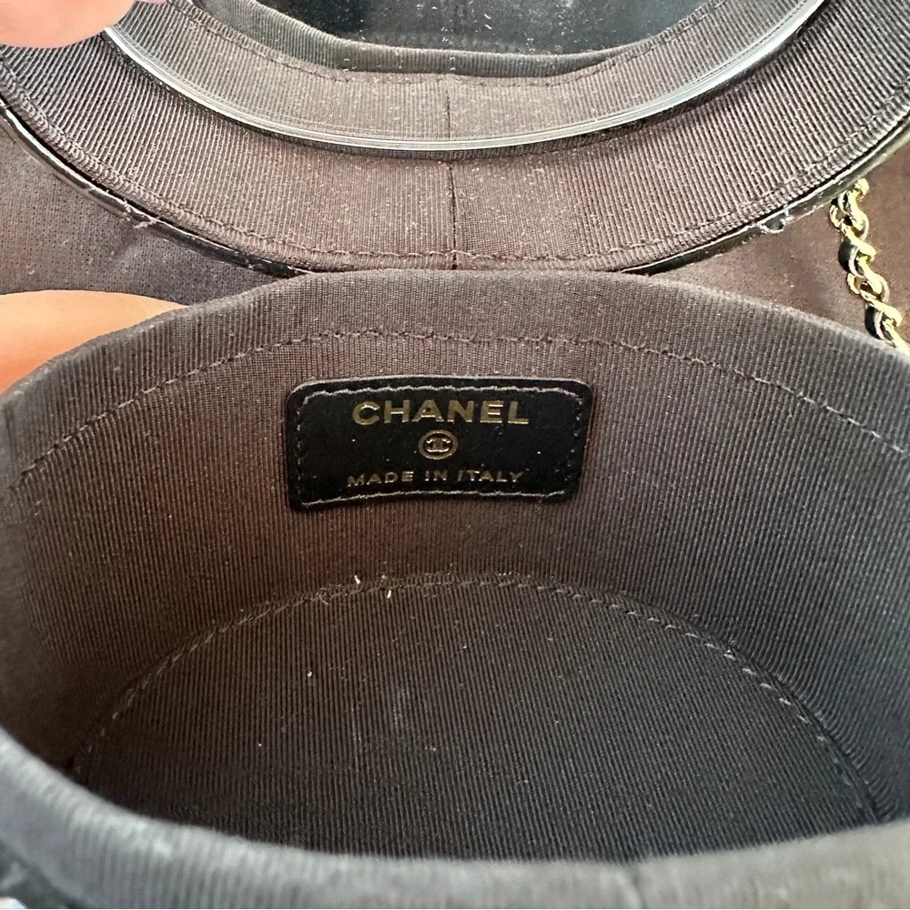 Patent quilted mini COCO Chanel round vanity shoulder bag - Picture 3 of 11